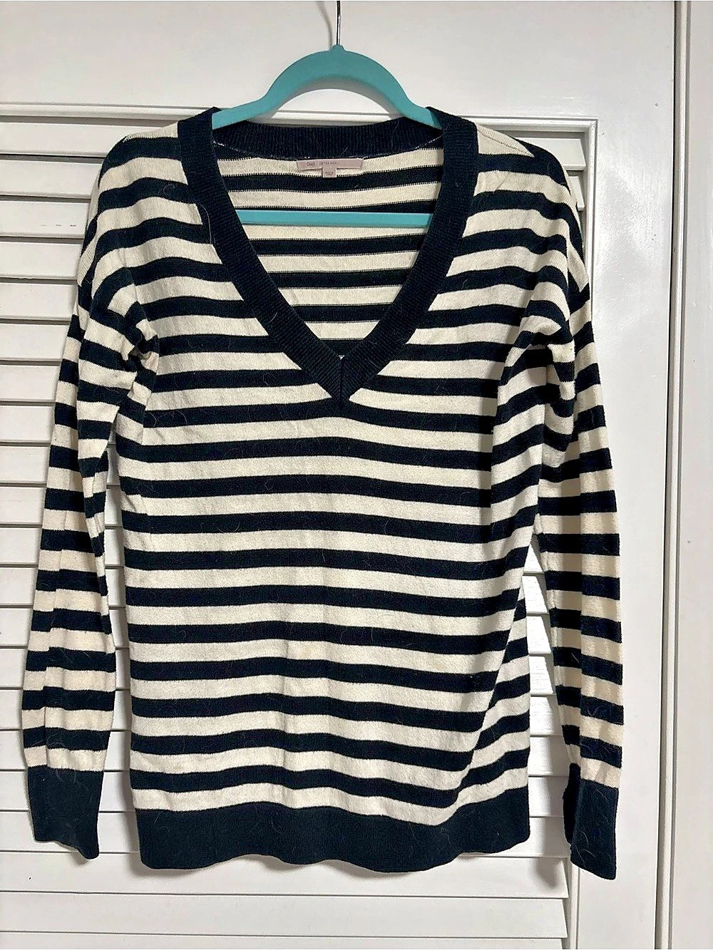 Gap Striped V-Neck Sweater in Black & White Size XS